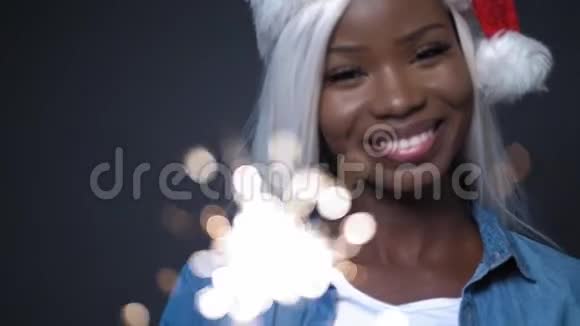 非洲女人白发苍苍圣诞快乐视频的预览图