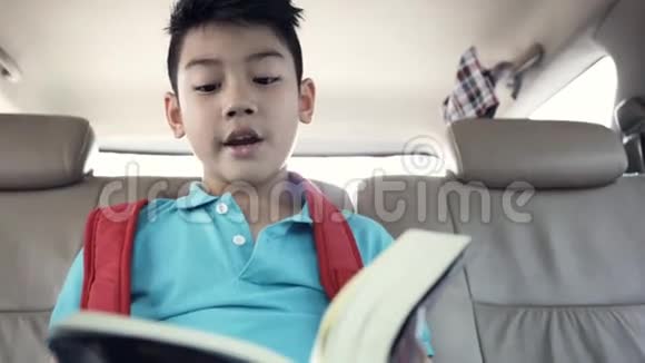 小亚洲男孩在车上看书视频的预览图