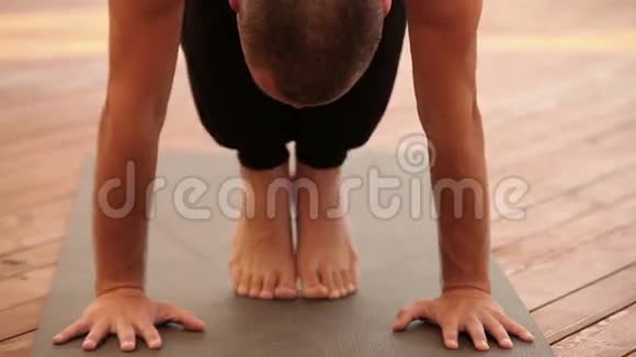 年轻瑜伽教练倒立姿势视频的预览图