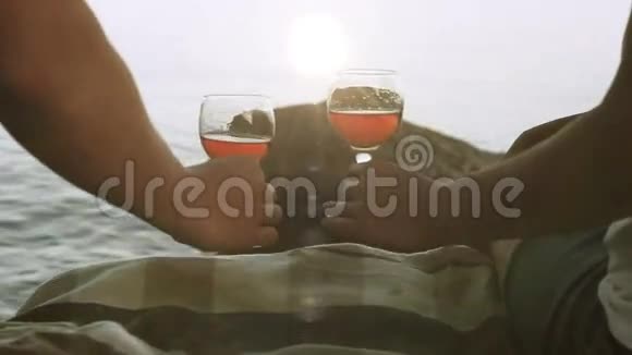 在阳光明媚的海边粘着酒杯视频的预览图