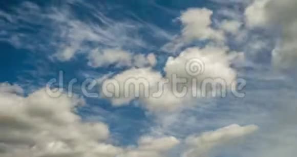 在多风天气中几个蓬松的卷曲卷云层的时间间隔剪辑视频的预览图