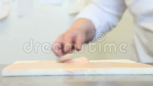 双手把粉红色的酱汁放在三明治里视频的预览图