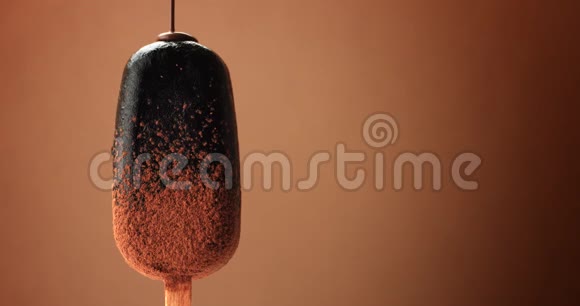 巧克力冰淇淋在棍子上液体巧克力覆盖它不同的巧克力质地视频的预览图