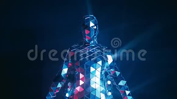 穿着镜子反光服的舞者就像机器人一样未来概念视频的预览图