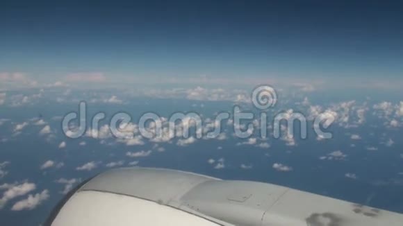 从飞机里飞过蓝天的云层视频的预览图