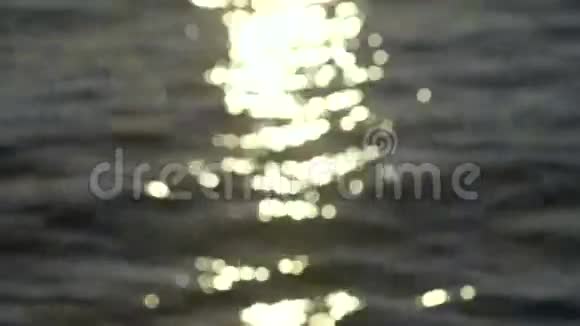 金色夏海日出的鸟瞰图视频的预览图