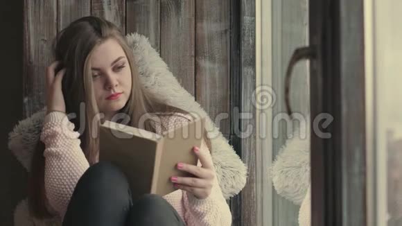 美丽的年轻女子读书视频的预览图