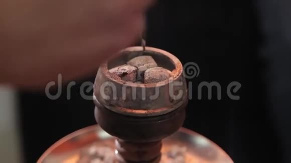 阿拉伯咖啡馆里的西沙碗上的煤传统的胡克热煤在自然中吸烟和休闲的形象视频的预览图