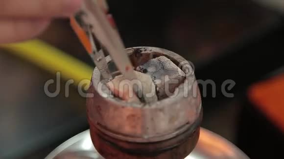 阿拉伯咖啡馆里的西沙碗上的煤传统的胡克热煤在自然中吸烟和休闲的形象视频的预览图