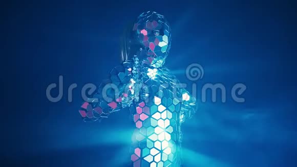 穿着镜子反光服的舞者就像机器人一样未来概念视频的预览图