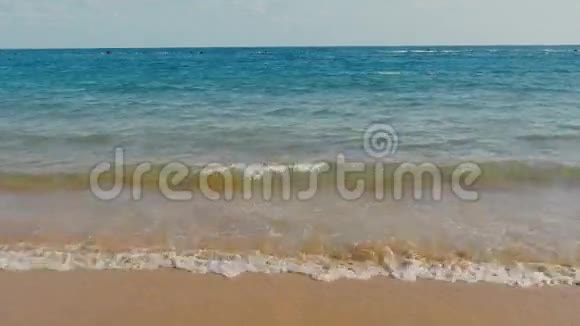 海沙滩上的海浪视频的预览图