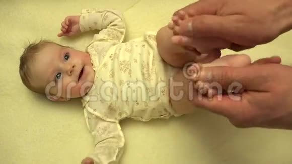 手按摩新生儿身体特写镜头4K超高清超高清视频的预览图