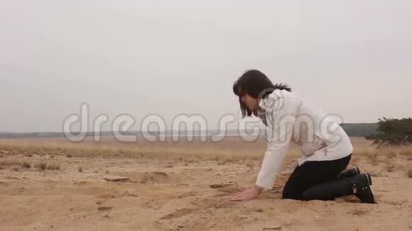 女人跪下来抛沙秋寒视频的预览图