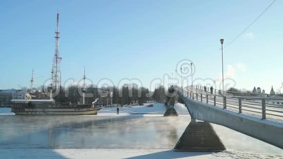 冬季横渡伏勒夫河的行人天桥视频的预览图
