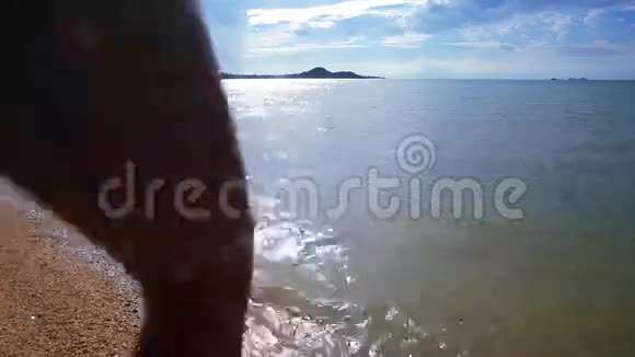 穿比基尼的女人出海迎接太阳视频的预览图