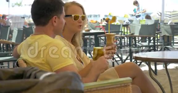 情侣在户外咖啡厅约会视频的预览图