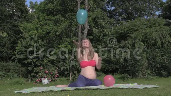 孕妇女孩玩气球怀孕期间的乐趣视频的预览图