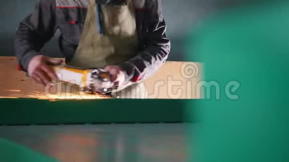 男工在工业上磨钢机构视频的预览图