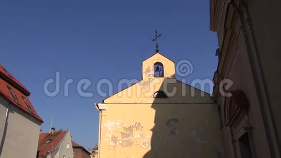 古老的钟楼有钟声和十字架视频的预览图