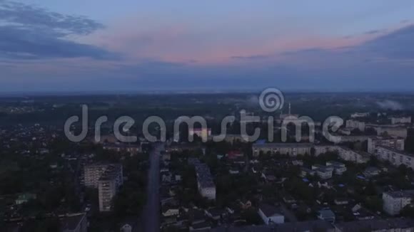 小镇郊区上空的无人机飞行视频的预览图