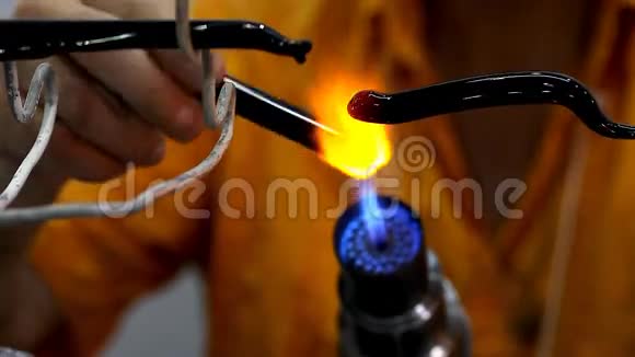 制造过程中的手玻璃师傅视频的预览图