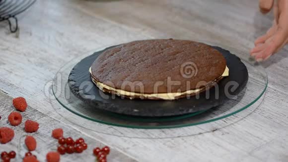 巧克力蜜层蛋糕梅多维克专业的糖果师做美味的蛋糕视频的预览图
