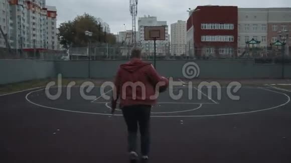 年轻人在球场上户外打篮球视频的预览图