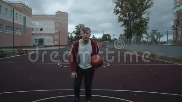 年轻人在球场上户外打篮球视频的预览图