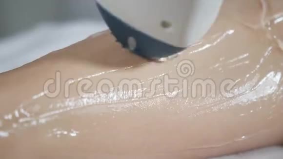 近距离激光脱毛和美容女士腿上的脱毛在美容水疗诊所Cosmetology视频的预览图