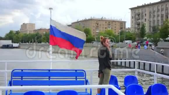 女游客乘船旅行莫斯科视频的预览图