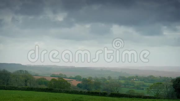 巨大的云层笼罩着乡村景观的时代视频的预览图