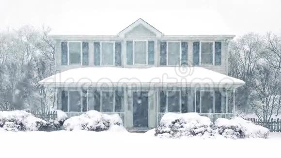 冬季暴风雪中的房子视频的预览图