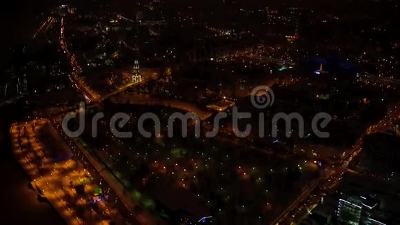 夜晚城市灯光从高处俯瞰无人机捕捉到视频的预览图