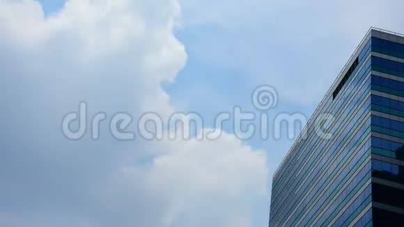 天和云的外部玻璃办公楼视频的预览图