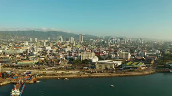 早上的城市景观菲律宾宿务市的街道和房屋俯视图视频的预览图