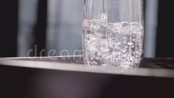 玻璃中的饮用水视频的预览图