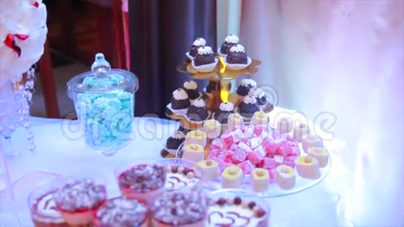 优雅的婚礼糖果桌餐安排视频的预览图