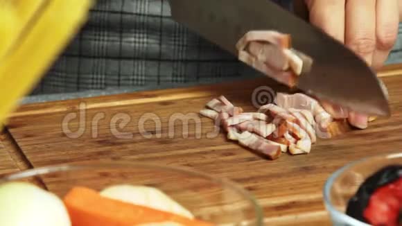 女人做饭和切肉肉视频的预览图