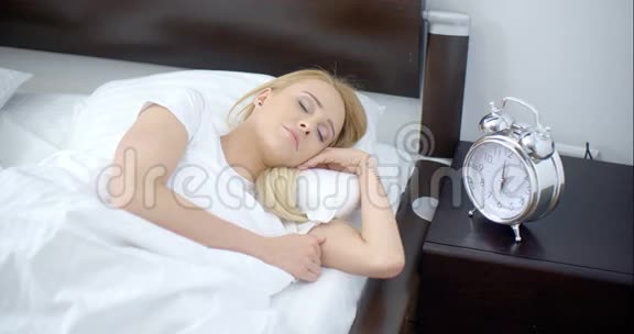 睡得很香的女人旁边有闹钟视频的预览图