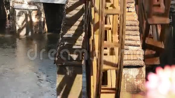 著名的水磨大堰古镇视频的预览图
