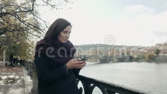 布拉格美丽的年轻女性游客使用她的智能手机旅行理念视频的预览图