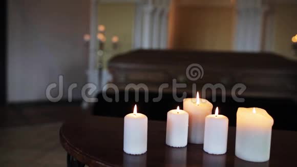 在葬礼上焚烧教堂的蜡烛和棺材视频的预览图