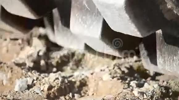 砾石上的蒸汽滚轮特写视频的预览图