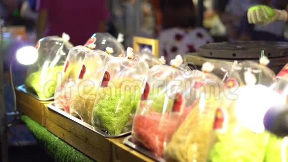 亚洲夜市首席烹饪异国糖果如糖果和口香糖4K视频的预览图