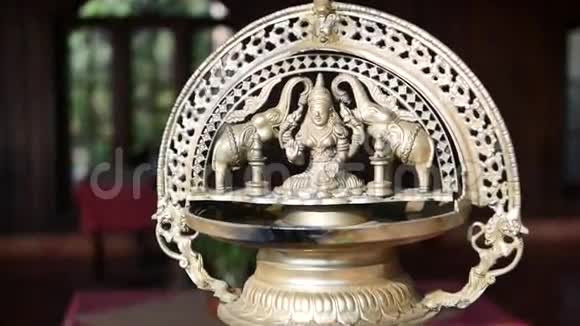马哈维迪亚伟大的智慧德维卡玛拉特米卡卡马拉金印度女神和两个大象雕塑视频的预览图
