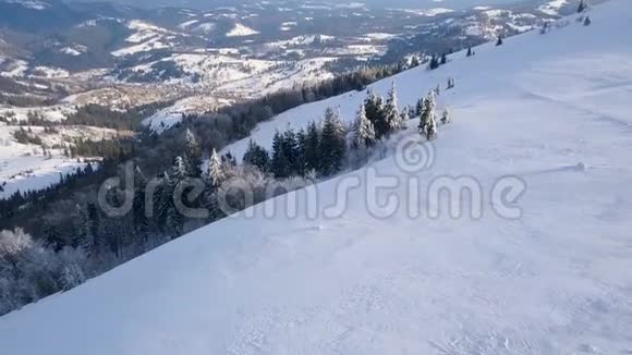 飞越喀尔巴阡山积雪覆盖晴朗的霜冻天气视频的预览图