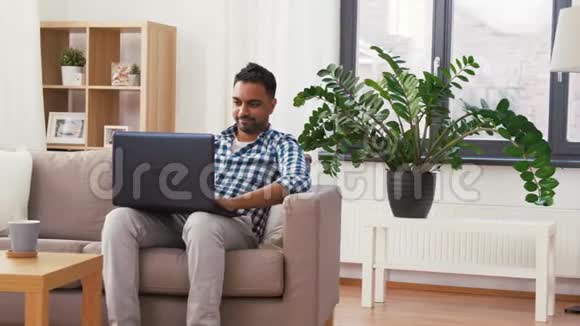 家庭清洁后携带手提电脑的男子视频的预览图