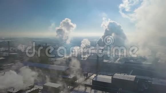 工厂烟堆的鸟瞰图冬季炼油厂石化或化工厂视频的预览图