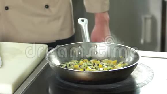 厨师煎蔬菜视频的预览图