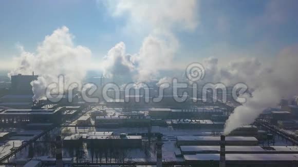 工厂烟堆的鸟瞰图冬季炼油厂石化或化工厂视频的预览图